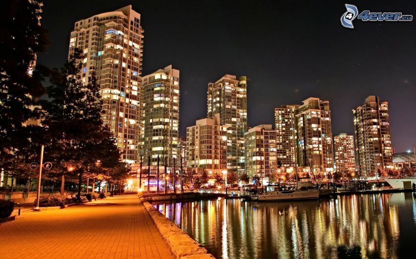 Vancouver, paneláky, noc, rieka, člny, HDR