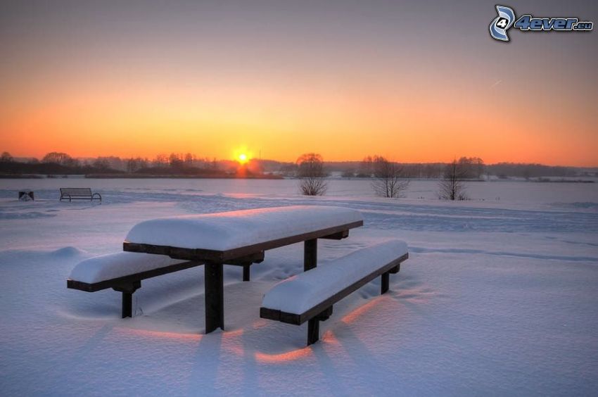 západ slnka, zasnežená lavička, sneh