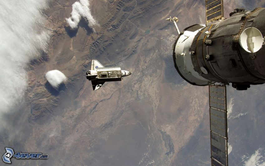 ISS nad Zemou, raketoplán