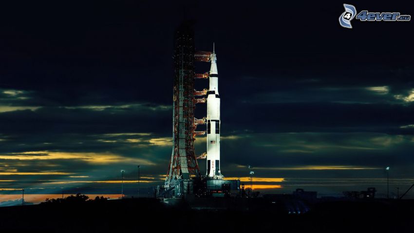 Saturn V, odpaľovacia rampa, noc