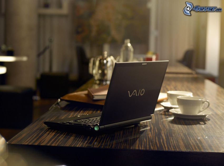 Sony Vaio, notebook, stôl, šálky
