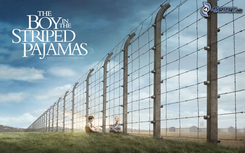 Chlapec v pruhovanom pyžame, drôtený plot, koncentračný tábor