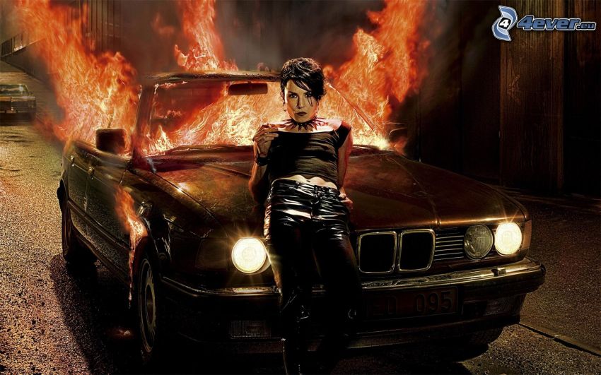 Dievča, ktoré sa hralo s ohňom, horiace auto