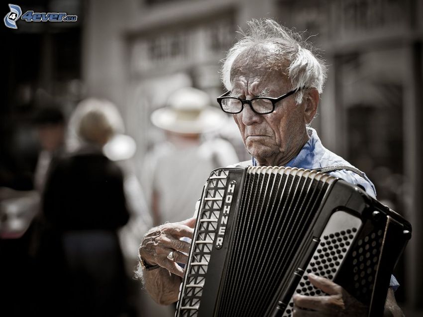 hra na akordeón, starý muž