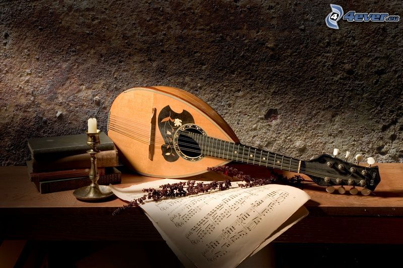 mandolína, noty, staré knihy, svietnik, levandule