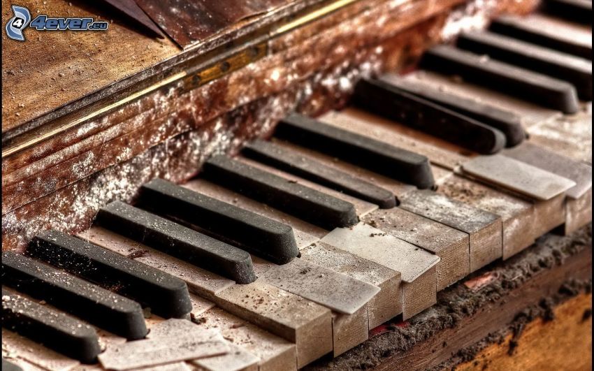 starý klavír