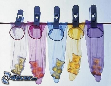farebné kondómy, gumené medvedíky
