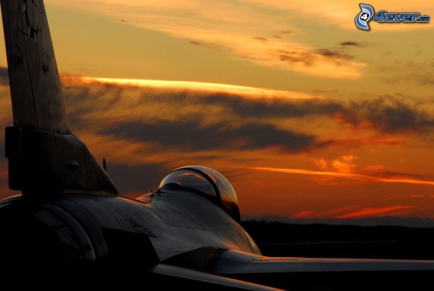 F-16 Fighting Falcon, after sunset
