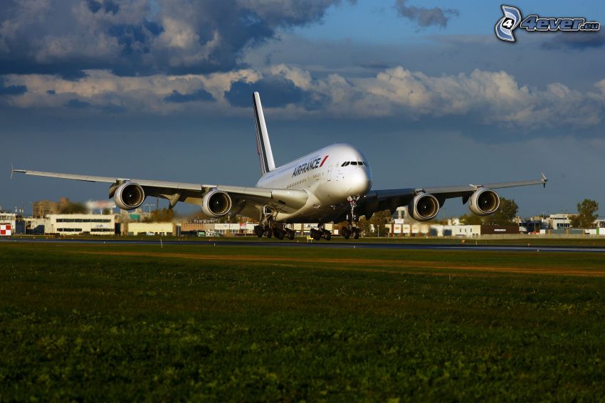 Airbus A380, landing
