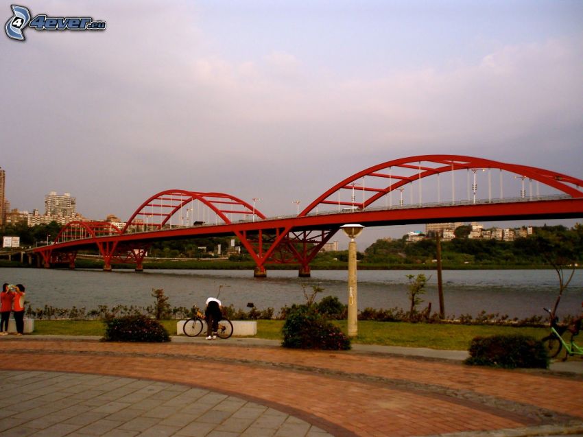 Guandu Bridge, sidewalk