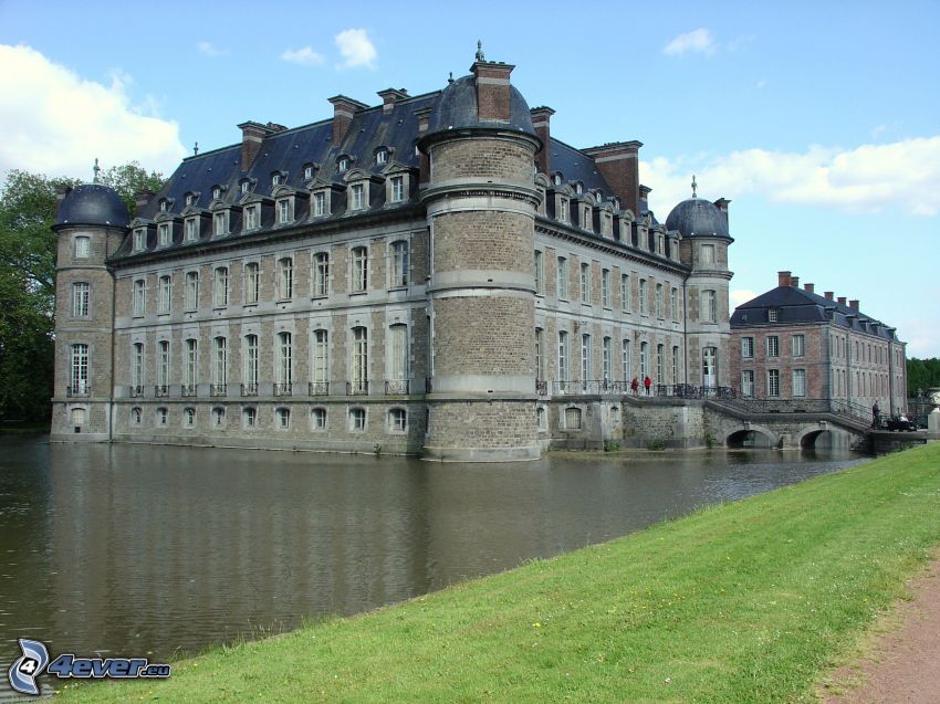Château de Belœil, lake