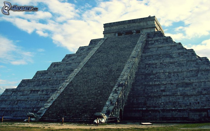 Mayan pyramid El Castillo