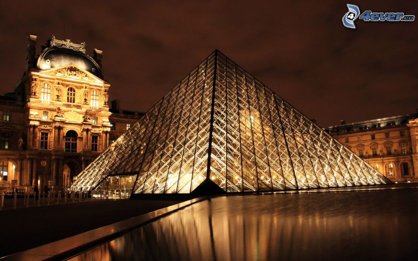 Louvre, pyramid