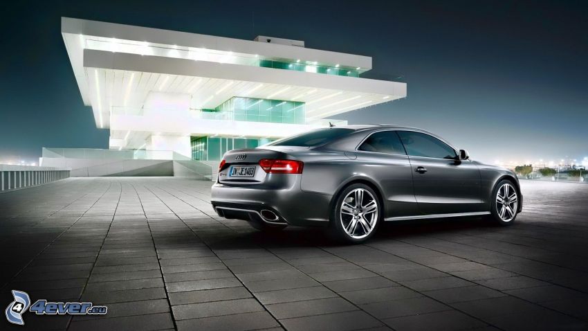 Audi RS5, luxury house