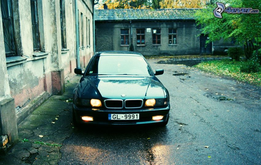 BMW 7, old houses, road