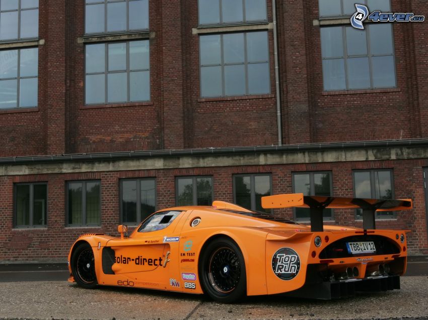 Maserati MC12 Corsa, brick building