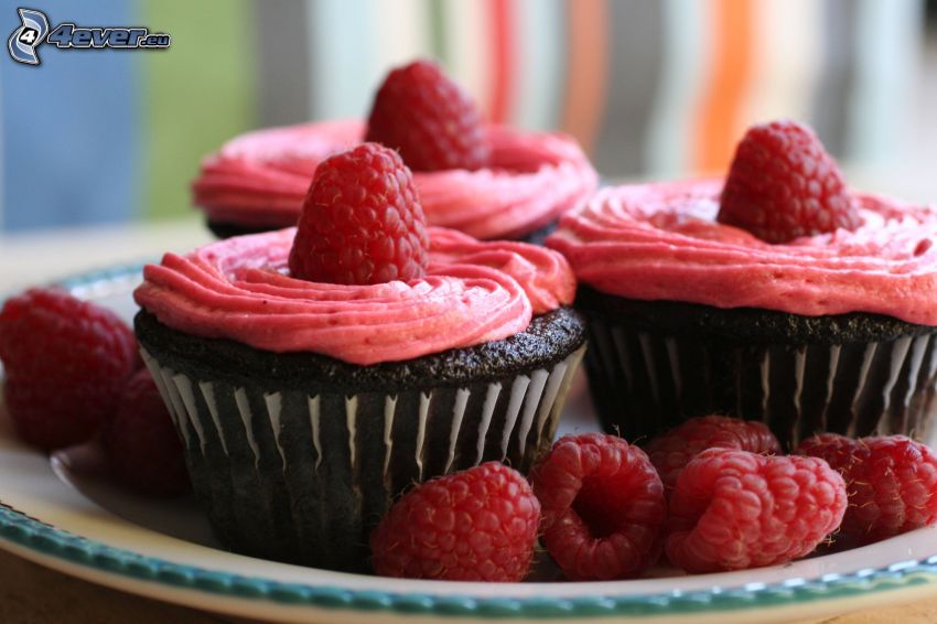 cupcakes, raspberries