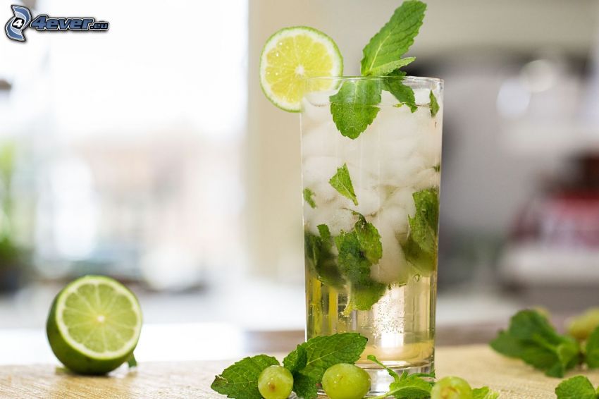 mojito, ice cubes, mint leaves, lime