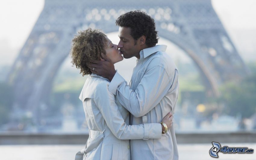 couple in embrace, kiss, Eiffel Tower