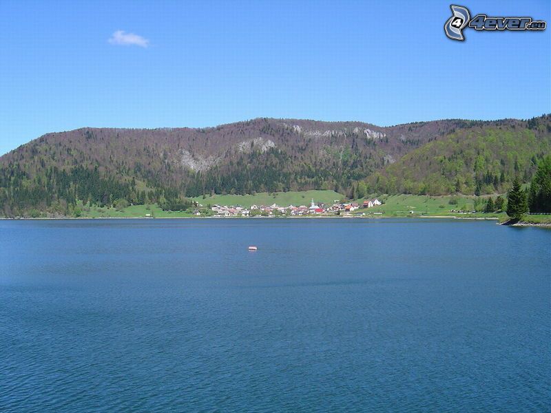 Palcmanská Maša, water reservoir, village near the lake, houses