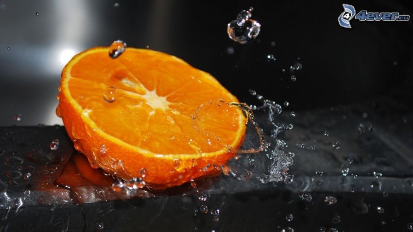 sliced oranges, drops of water