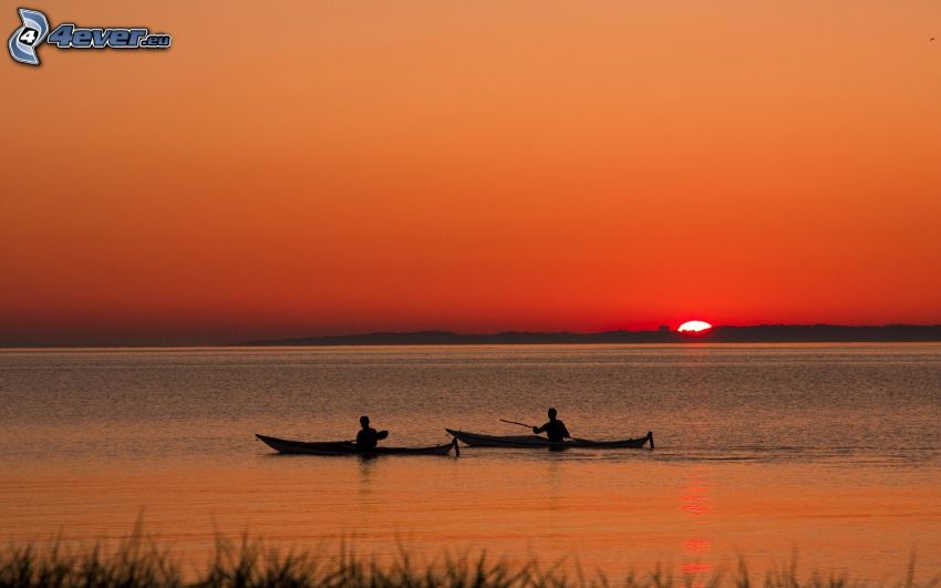 kayak, sunset behind the sea, red sky