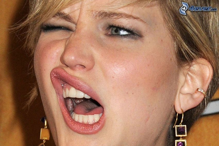 Jennifer Lawrence, grimacing