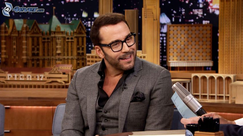 Jeremy Piven, man with glasses, man in suit