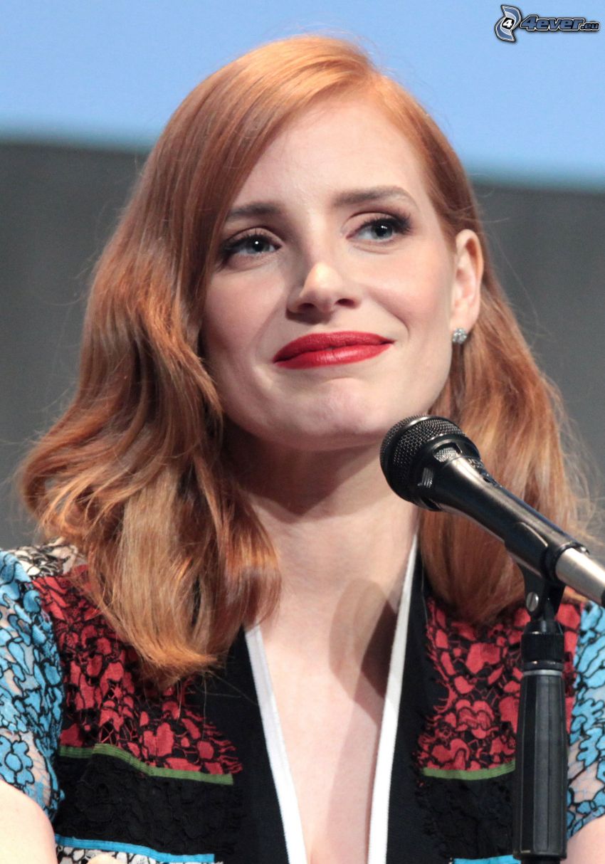 Jessica Chastain, microphone