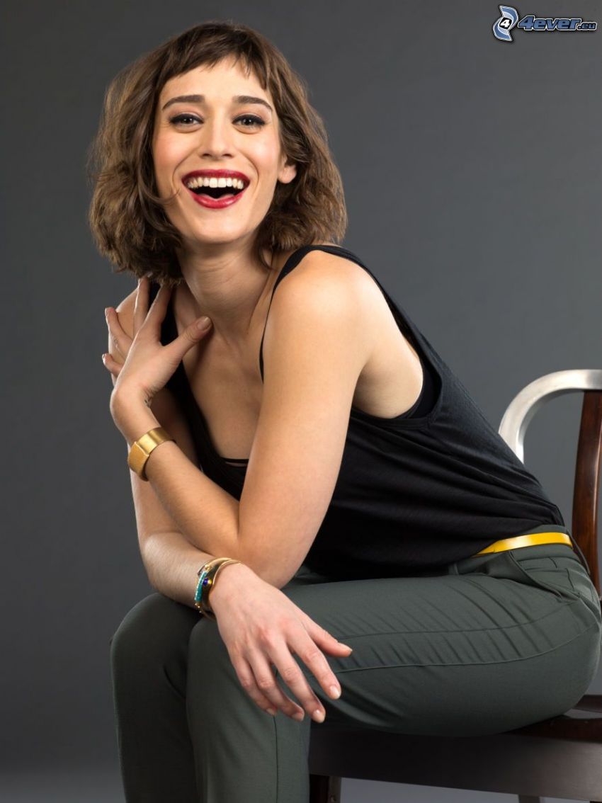Lizzy Caplan, red lips