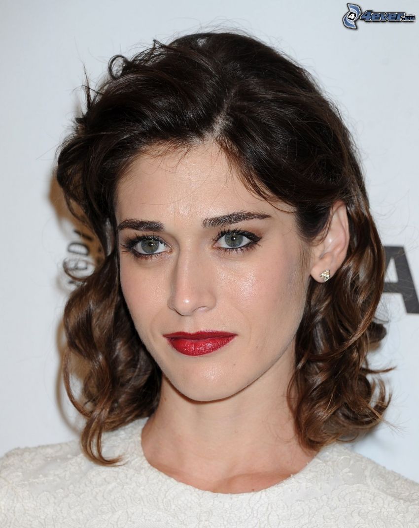 Lizzy Caplan, red lips