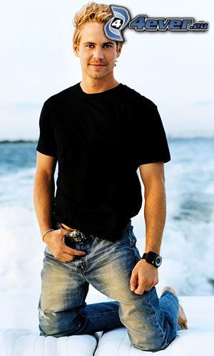 057 PAUL WALKER HANDSOME AT THE BEACH IN JEANS & T-SHIRT PHOTO