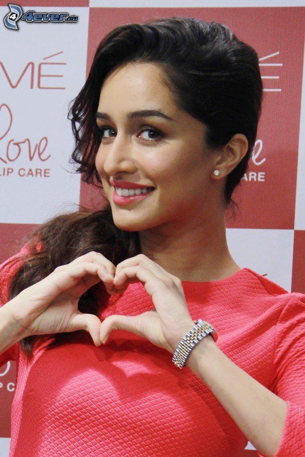 Shraddha Kapoor, heart of the hands