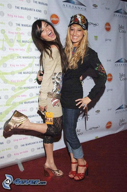 Vanessa Hudgens and Ashley Tisdale