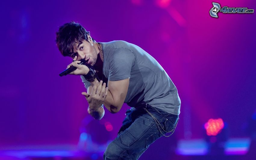 Enrique Iglesias, singing, concert