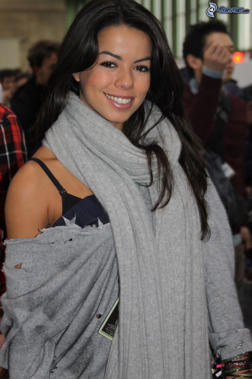 Fernanda Brandao, smile, scarf
