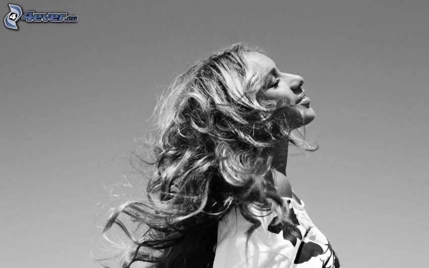 Leona Lewis, black and white photo