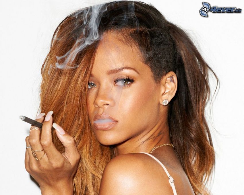 Rihanna, smoking