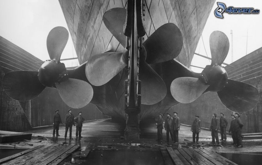 Titanic, propeller, men, black and white photo