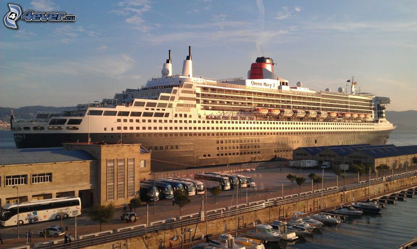 Queen Mary 2, luxury ship, harbor